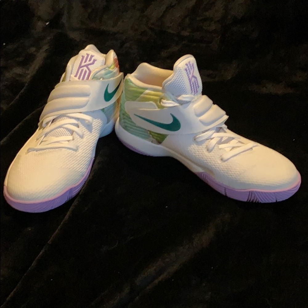 Kyrie Irving Elizabeth Nike’s Youth 6.5
